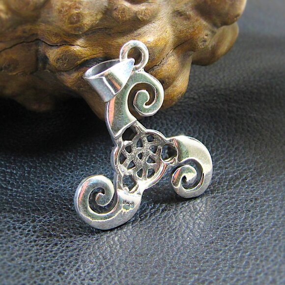 Solid 925 Sterling Silver Celtic Trinity Knot Pendant - Triple Spiral Amulet - Picture 3 of 10